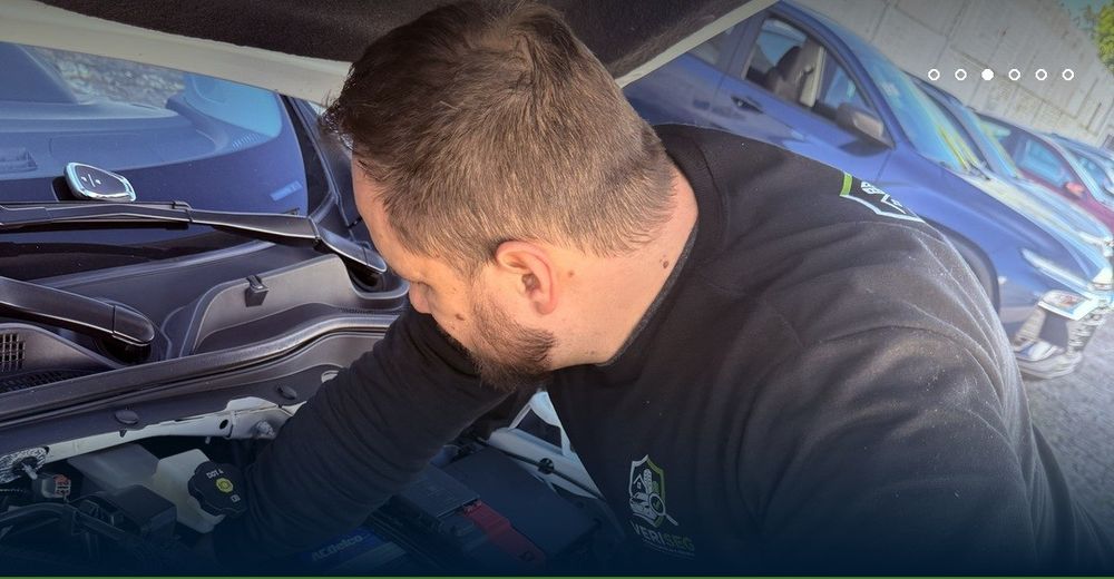 Fábio avaliando veículo com formação técnica