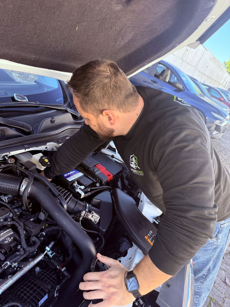 Fábio analisando motor durante vistoria