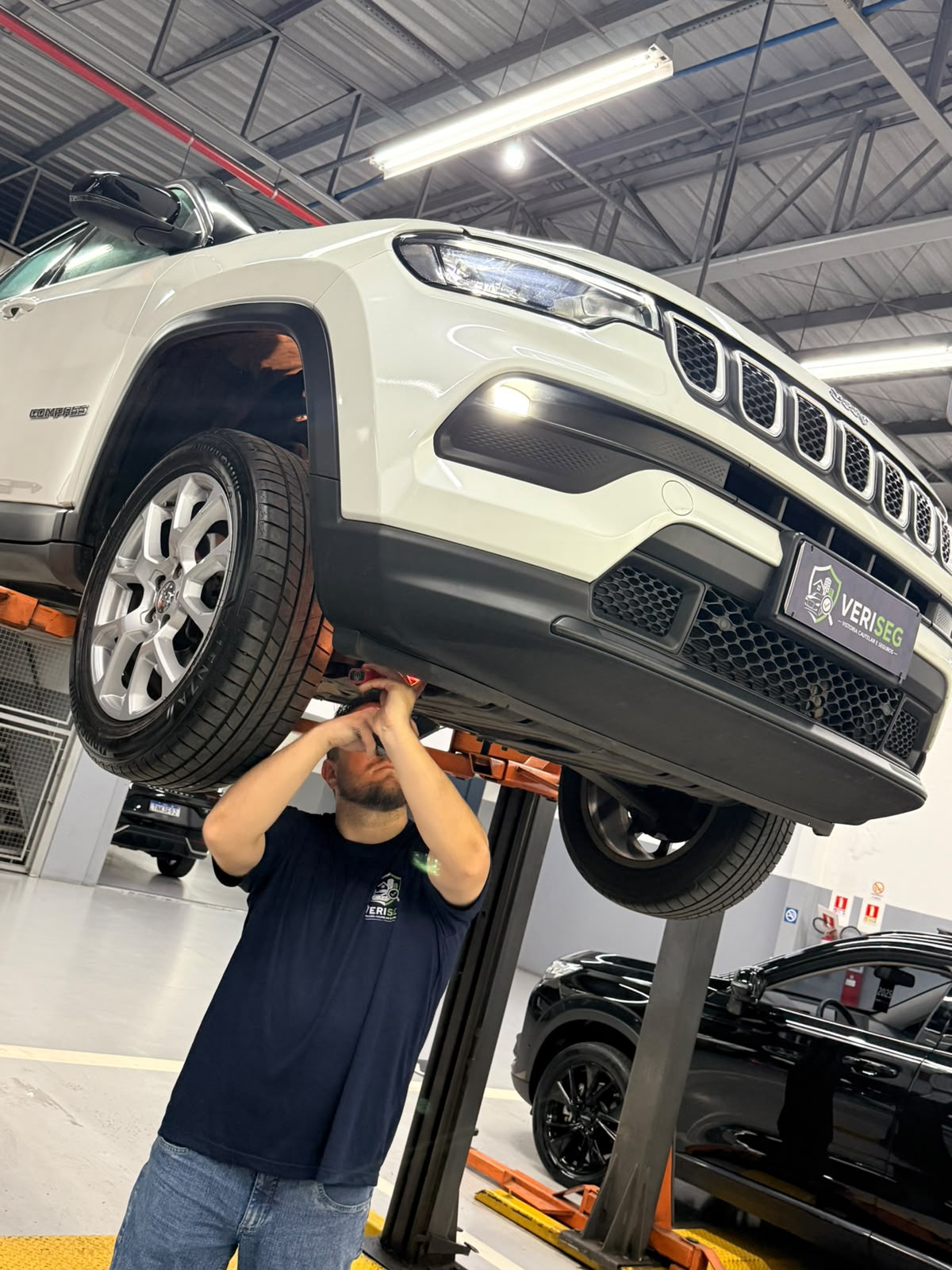Vistoria com veículo elevado para inspeção da parte inferior
